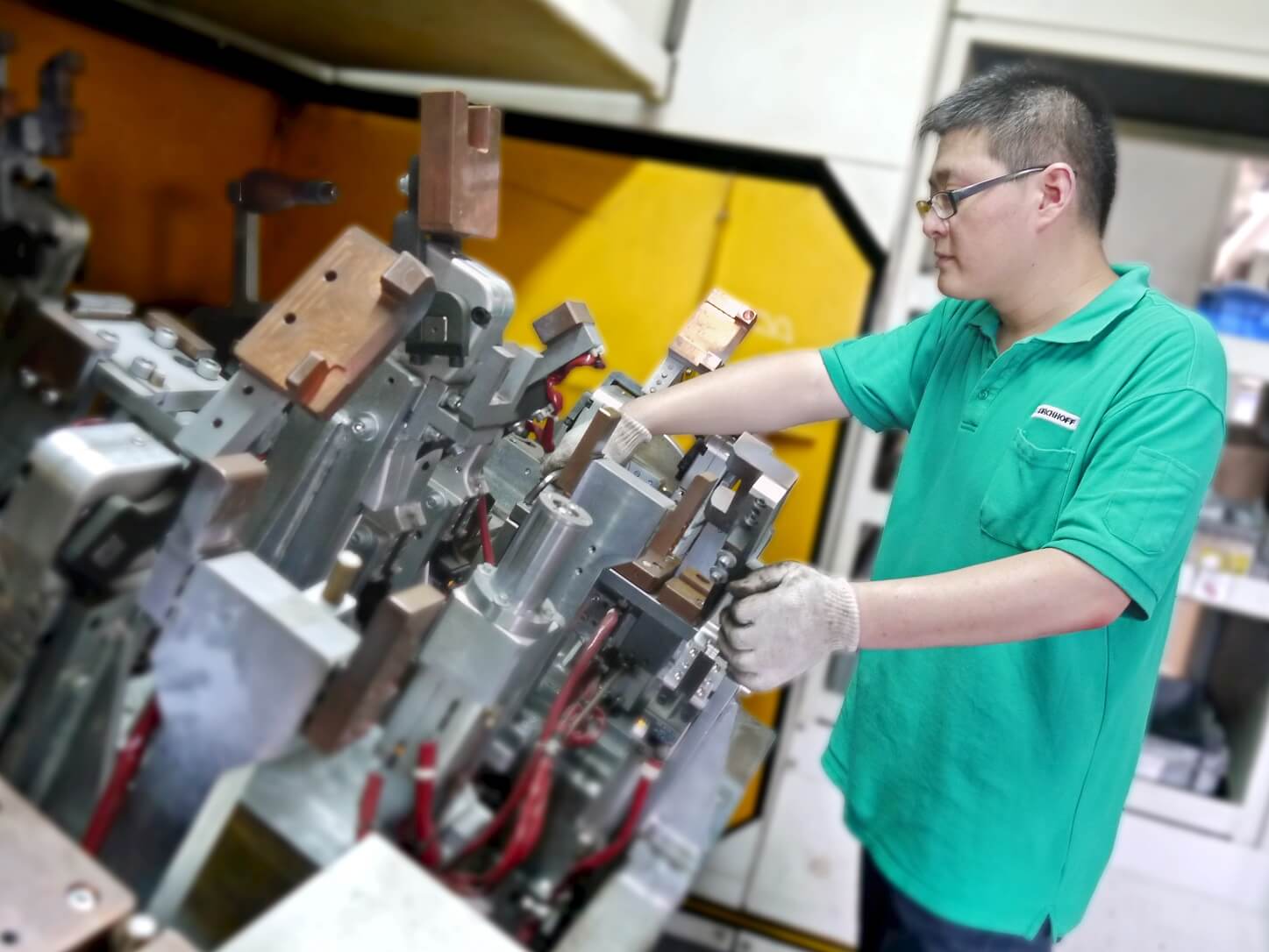 Un dipendente Kirchhoff in uno stabilimento Kirchhoff in Cina