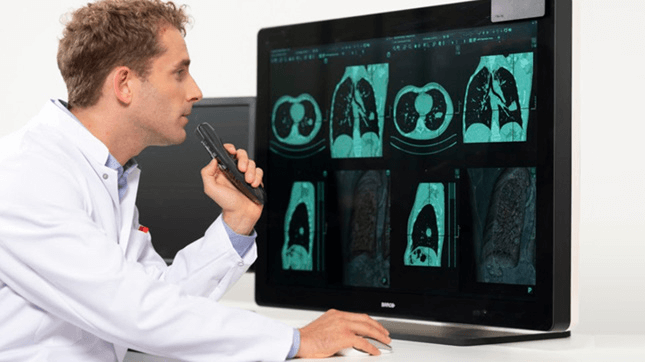 Medico al computer con immagini radiografiche